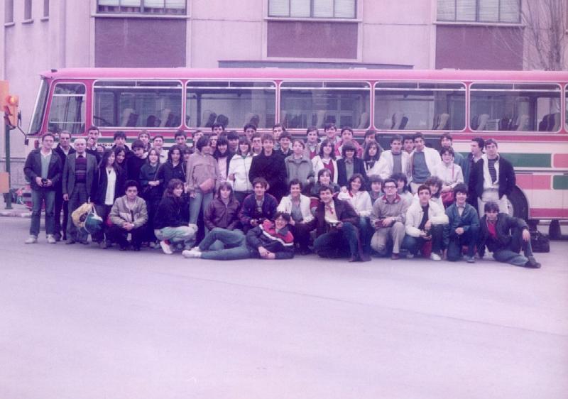 3r-BUP-viatge.JPG - Viatge de fi de curs a 3r de BUPImpressionant autobús Acompanyants: Germà Bosch ("Fiti") i Jordi Riba ("el Nen") Any 1983