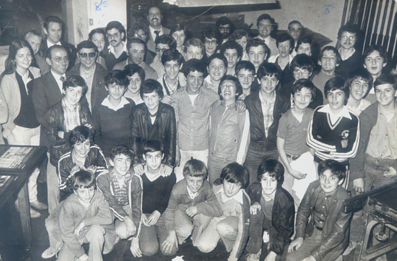 8e-A.JPG - Classe de 8è A.  Sembla una fotografia feta en elguna mena d'esdeveniment... Crec reconeixer entre els adults el germà de l'Eliseu (?) Si algu pot aclarir alguna cosa sobre aquesta fotografia que ens ho faci saber... Anys 1979-1980 ?