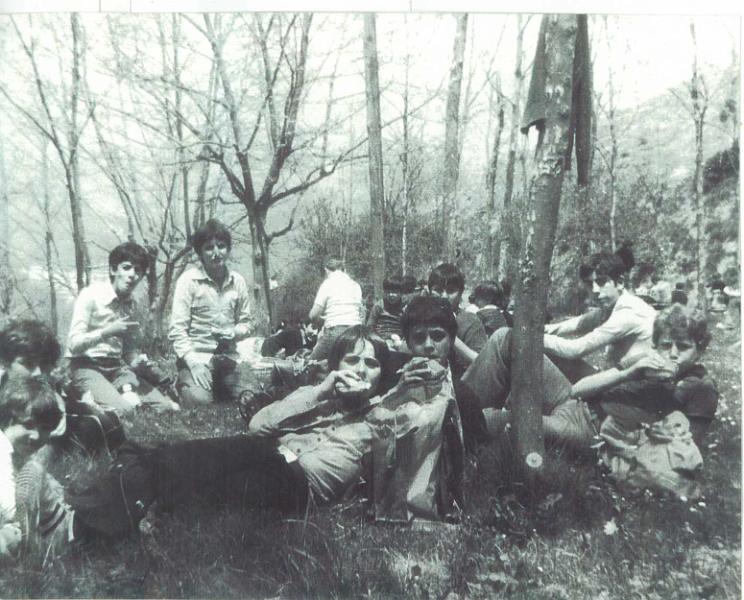 Excursio_7-2.jpg - Classe de 7è o 8è? Evidentment un dia d'excursió...Podeu dir alguna cosa més?